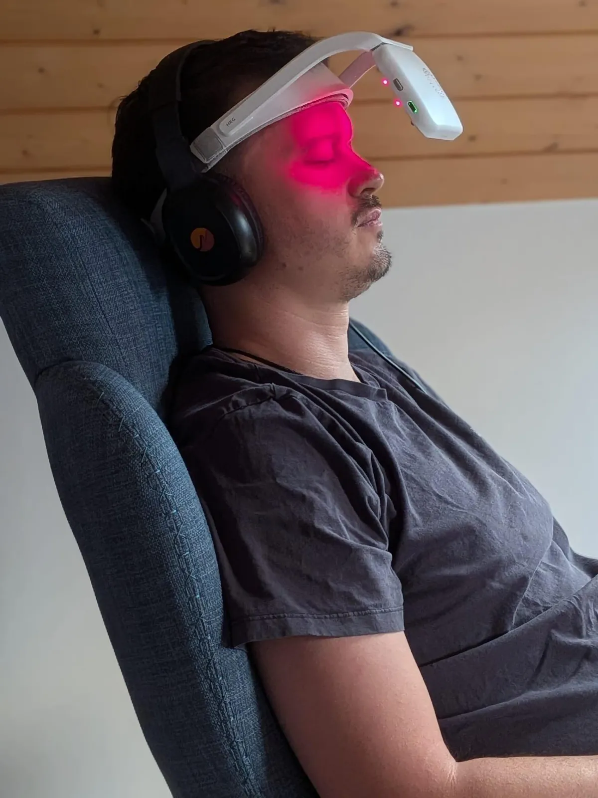 Mann entspannt im Sessel mit neuroVIZR ROUGE