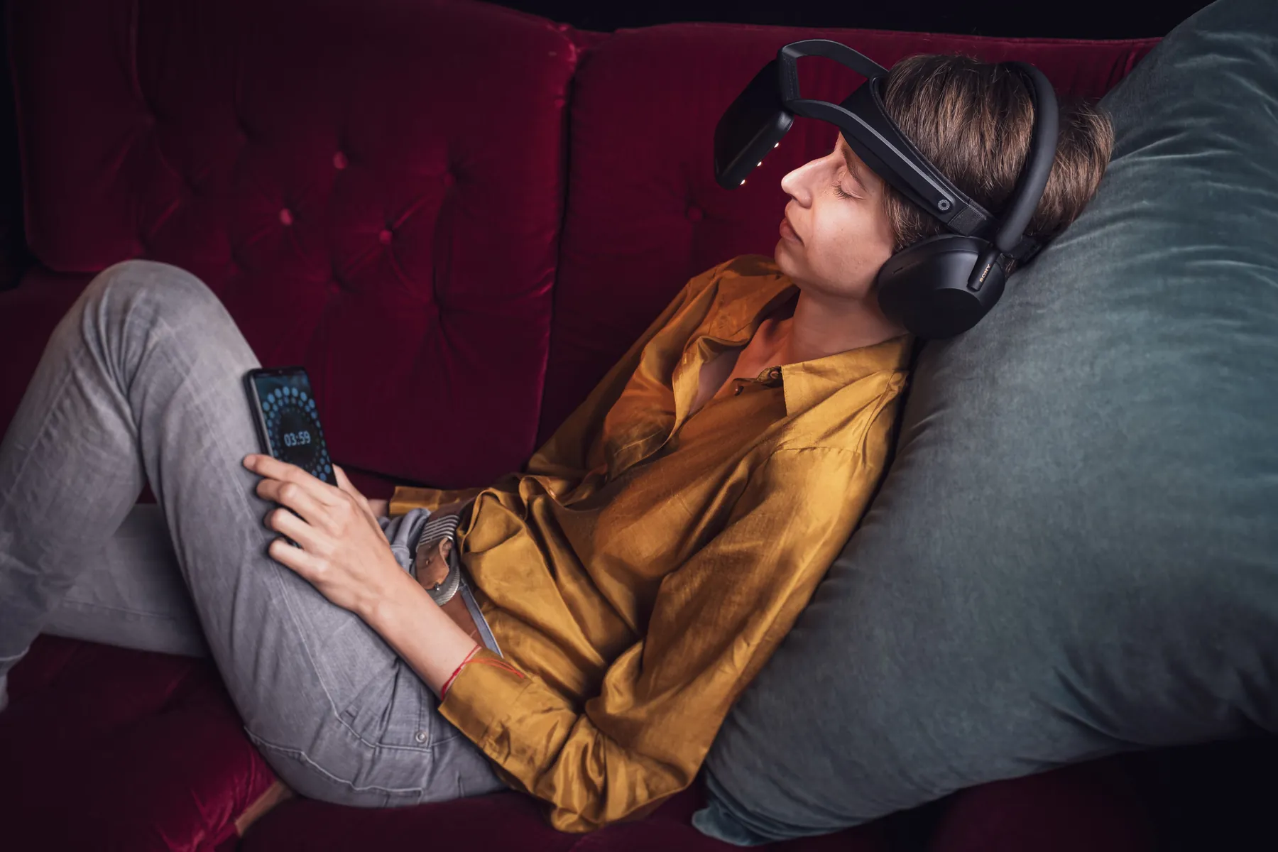 Frau entspannt mit neuroVIZR auf dem Sofa